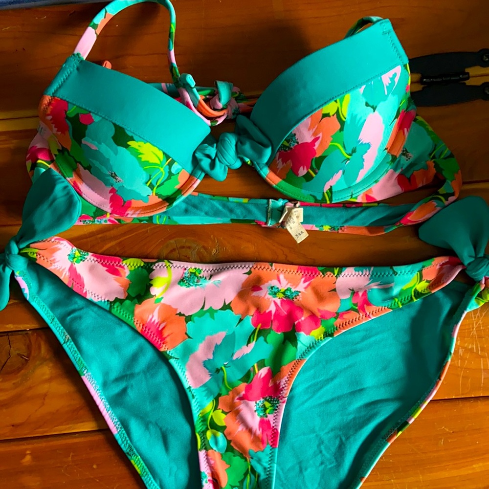 Adorable gently used Aerie bikini set.